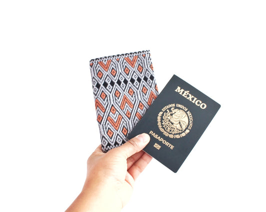 Porta Pasaporte Alas Gris Coral