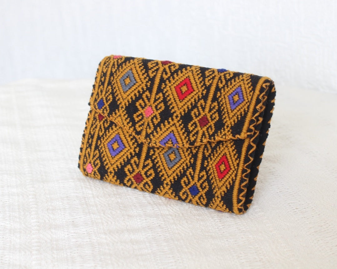 Cartera Estrellas con Coronas Mostaza Negro
