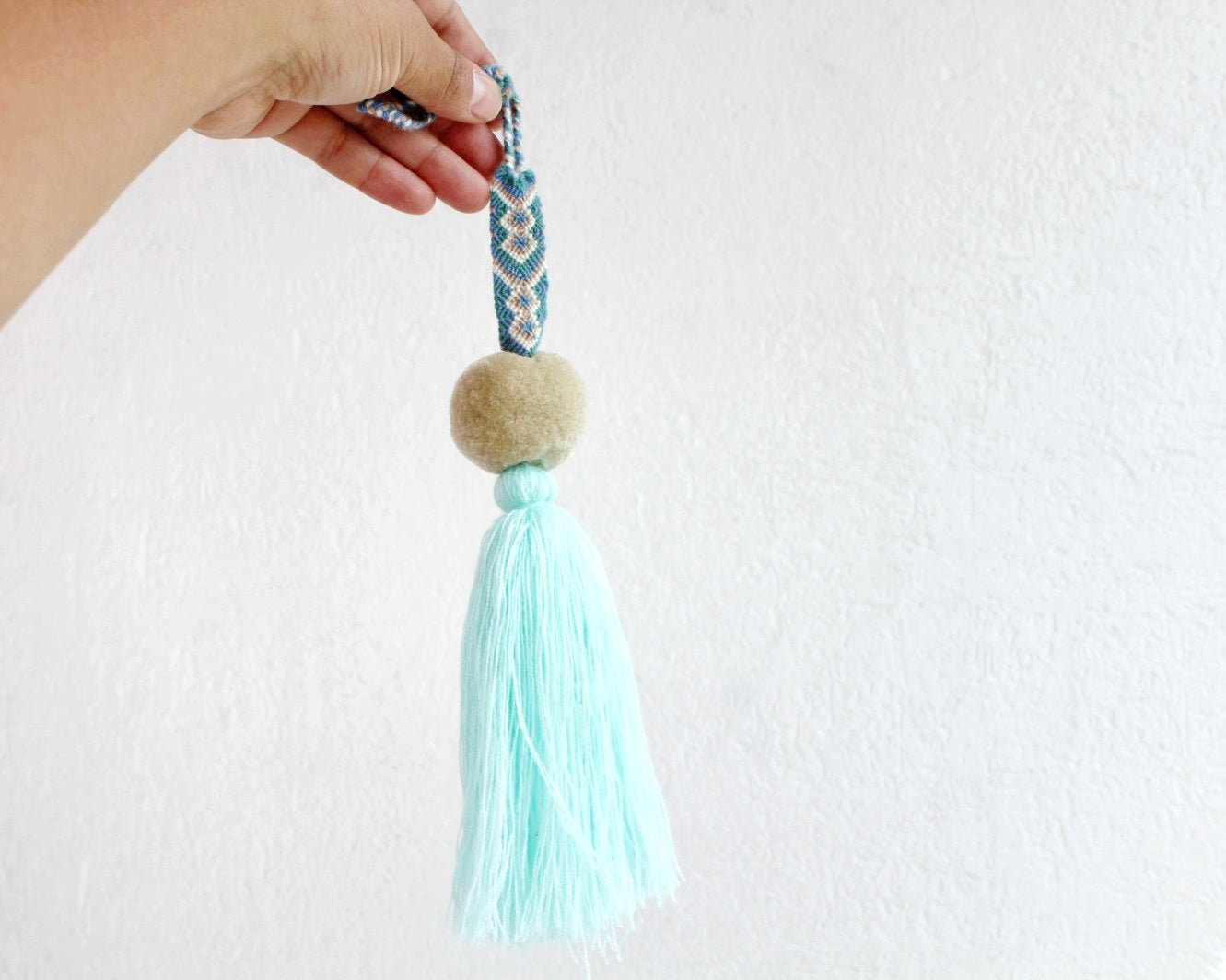 Campanitas, pompon y pulsera Aqua Beige