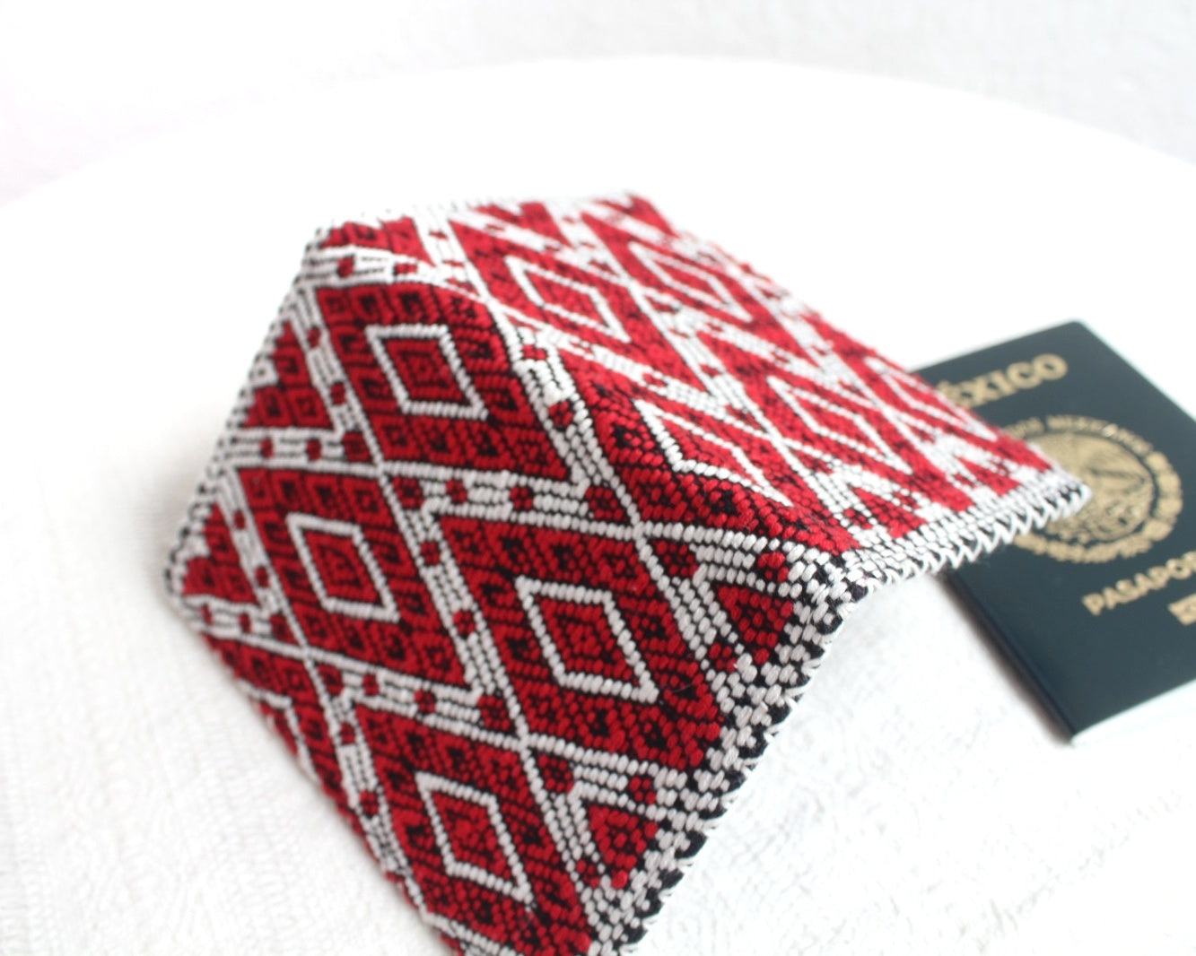 Porta Pasaporte Cosmo Rojo Negro