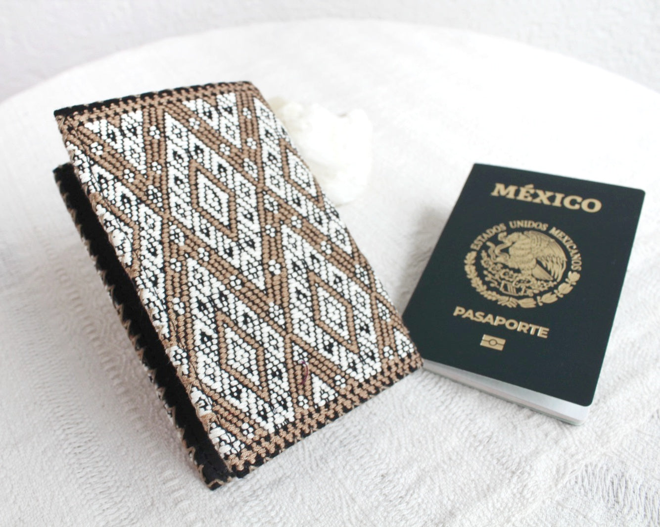 Porta Pasaporte Cosmo Café Blanco