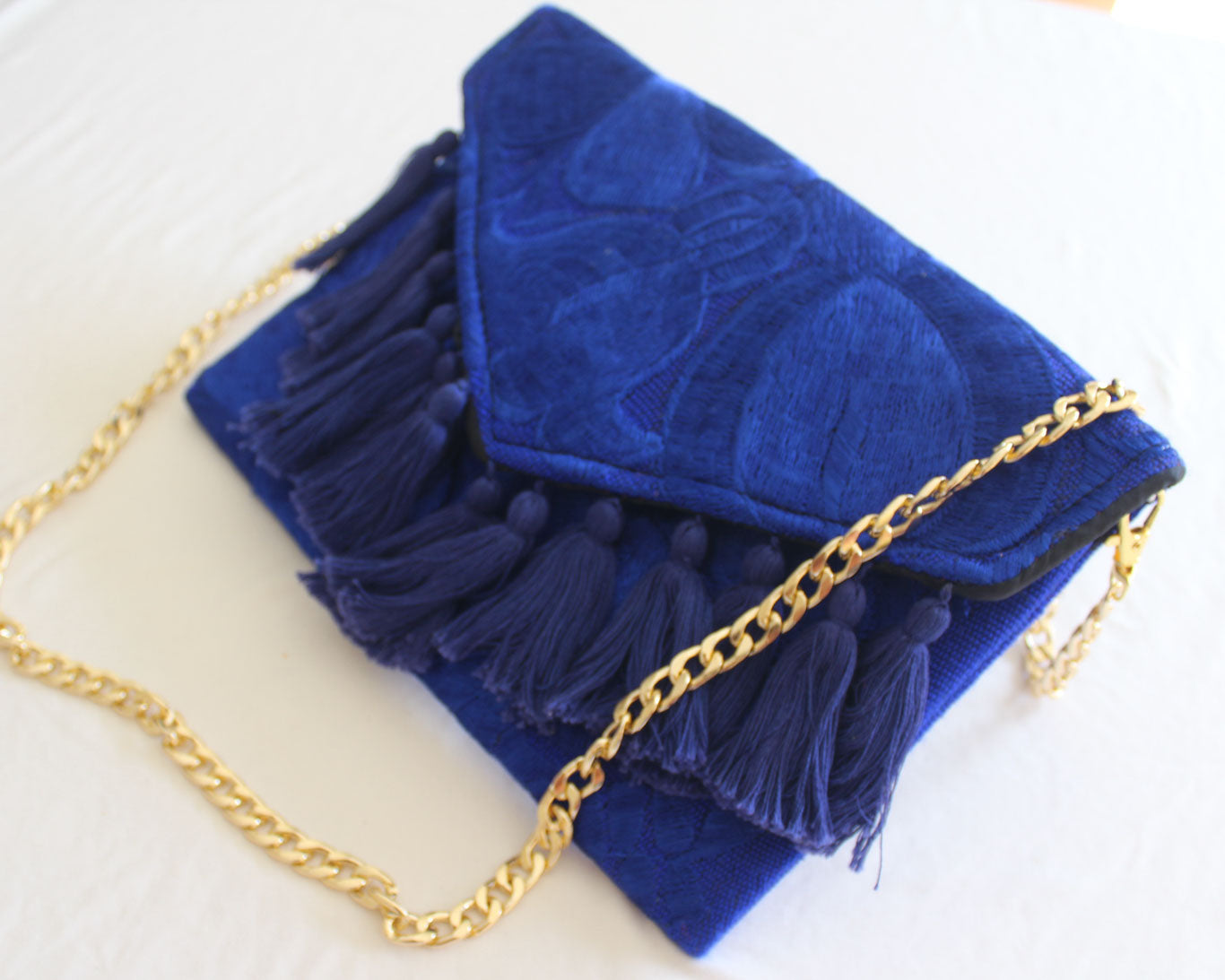 Clutch Bordado Azul Marino Dorada