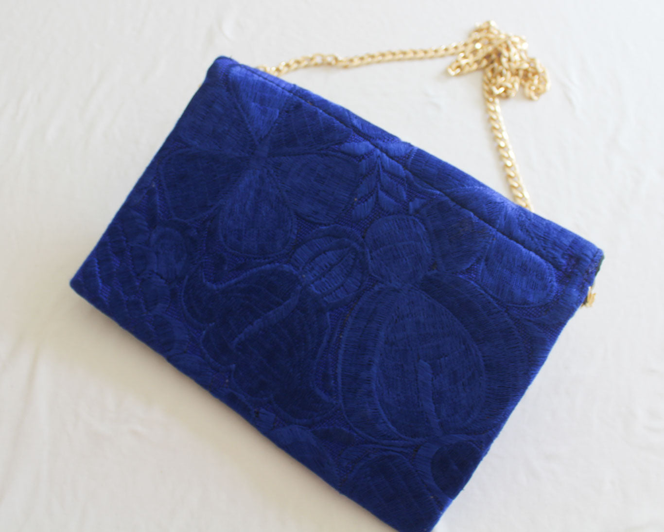 Clutch Bordado Azul Marino Dorada