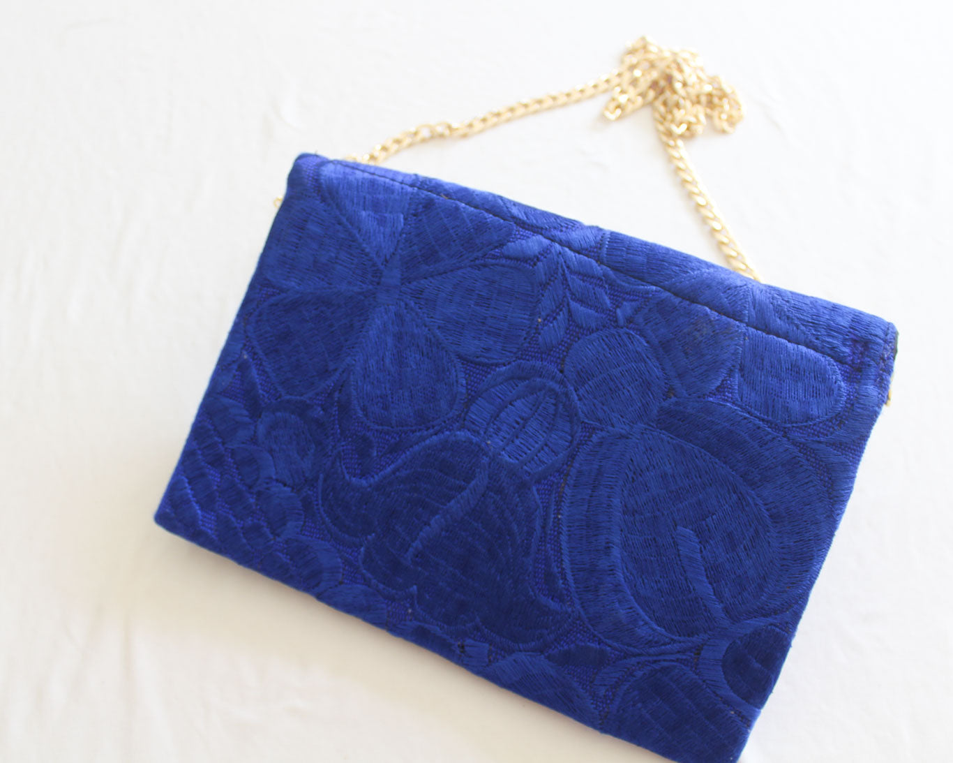 Clutch Bordado Azul Marino Dorada