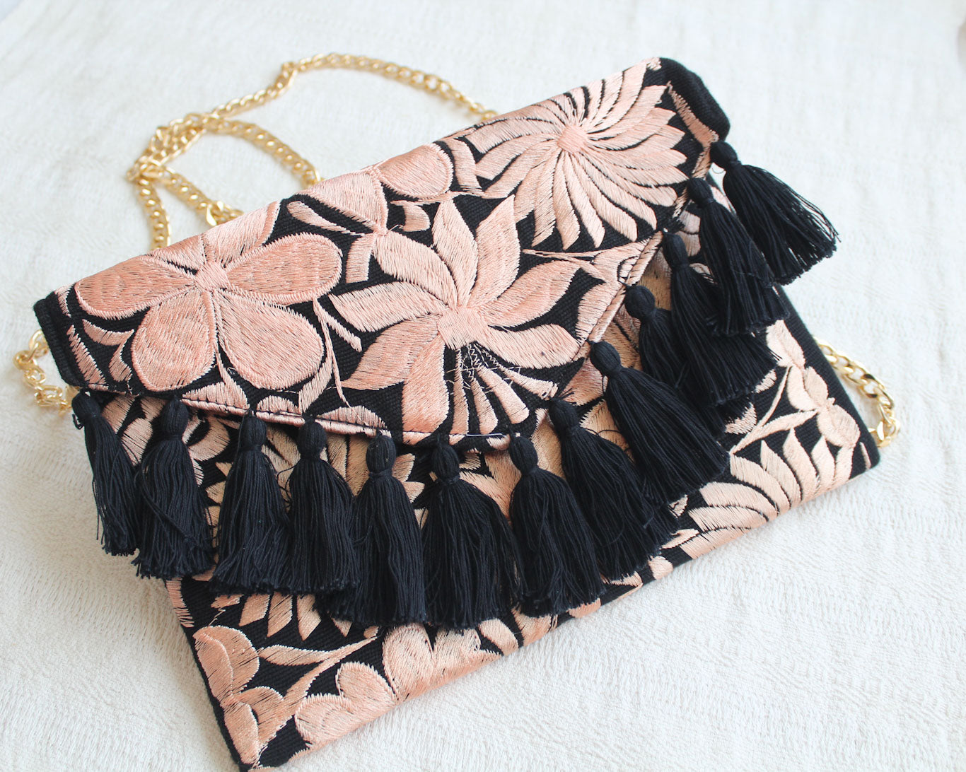 Clutch Bordado Flores Melon Negro Dorada